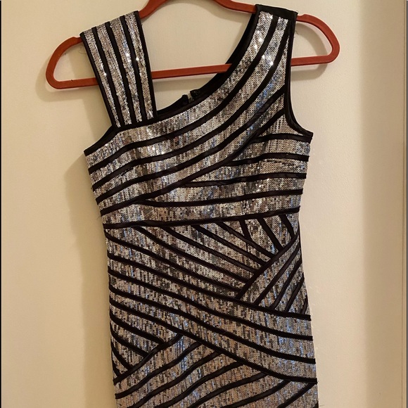 Geometric pattern black and silver sequin dress - Picture 6 of 11